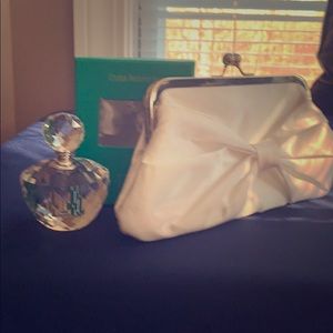 Wedding finishing touches💕👛